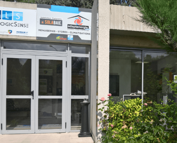 Enseigne extérieure du magasin de votre installateur Solabaie Adapt Energie