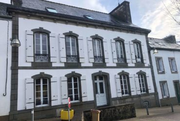 belle maison de bourg typiquement bretonne avec des menuiseries solabaie cocoon bois exotique peinture opaque blanche 9016 et petits bois collé blanc