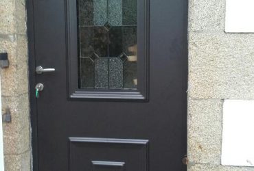 Porte d'entrée aluminium modèle White, posée par votre artisan-menuisier Solabaie Pont-l'Abbé