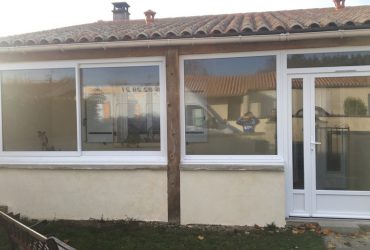 Pose d'un ensemble PVC blanc par Solabaie Rochefort, composé d'une porte d'entrée avec fixe latéral et imposte, d'une fenêtre coulissante à 2 vantaux et d'une fenêtre à vantail unique