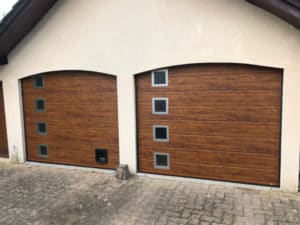 Fourniture et pose de 2 portes de garage sectionnelles alu (imitation bois) à Le Vernet 03