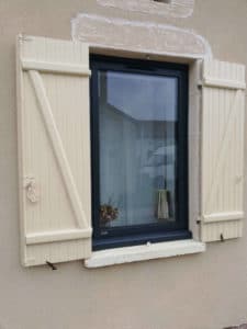fenêtre 1 vantail en alu blanc cassé
