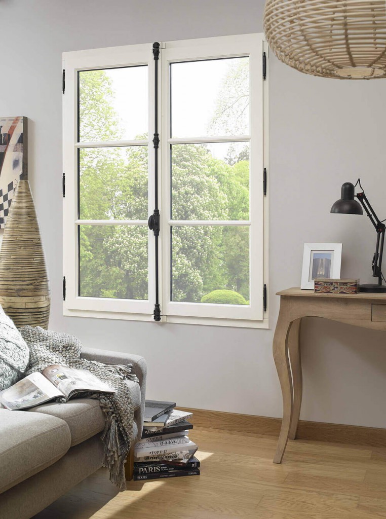 fenetre-bois-blanc-cremone-noire-style-ancien-solabaie