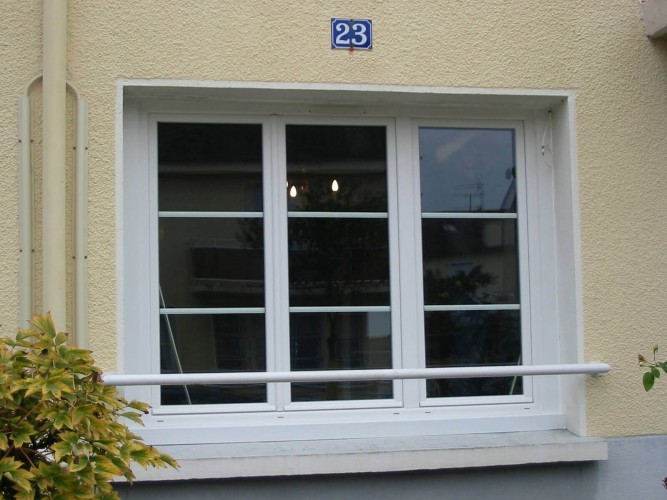 Fenêtre PVC blanche à trois vantaux