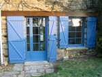 Fenêtres, portes et volets coordonnés de couleur bleue