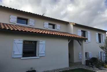 Chantier à La Crèche par Solabaie Niort pour la pose de fenêtres SO', d'une porte d'entrée aluminium et d'une porte-fenêtre aluminium, le tout dans une nuance Gris basalte (RAL 7012)