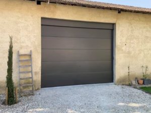 Fourniture et pose d'une porte de garage sectionnelle Solabaie par Menuiz Conseil 84