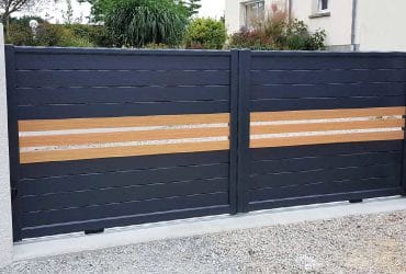 Aménagement d'un portail en alu Faucon bicolore 7016 - chêne irlandais