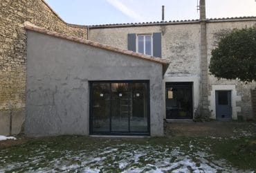 Pose de menuiseries aluminium Solabaie sur une maison à proximité de Niort