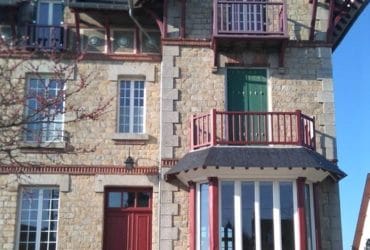 s menuiseries SO, finition intérieure en bois et extérieur en aluminium blanc avec petits bois incorporés dans le vitrage