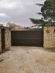 Installation d’un portail coulissant en aluminium gris brun à Bagnol-sur-Cèze