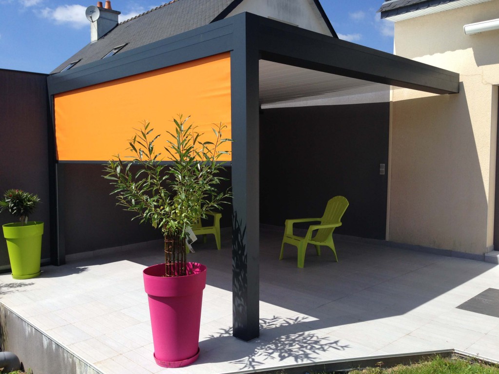 pergola-bioclimatique-store-enroulable-lame-orientable-led