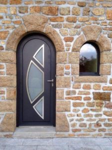 Porte d'entrée en alu noir sablé et une fenêtre en alu