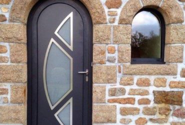 Porte d'entrée en alu noir sablé et une fenêtre en alu