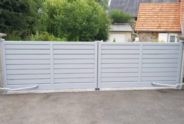portail battant électrique gris sécurité en aluminium modèle ANTHEMIS