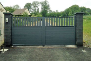 Portail aluminium battant gris 7016 installé près d'Avranches