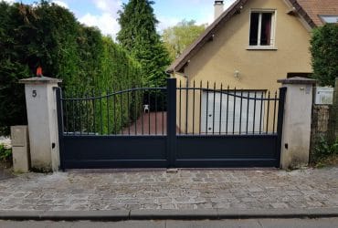 Portail aluminium Aragon posé par votre installateur D'Eco Ouest à Saint-Nom-la-Bretêche (78860)