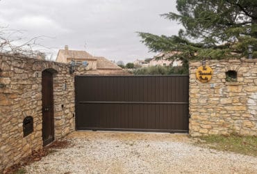 Pose d’un portail coulissant en aluminium gris brun à Bagnol-sur-Cèze