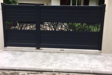 Portail aluminium noir, modèle Ficus, posé par votre installateur Solabaie JDS Rénovation