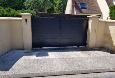 Portail aluminium Lycoris posé par votre installateur JDS Rénovation à Gouvieux