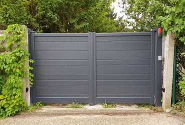Portail aluminium Lycoris installé par votre professionnel Solabaie D'Eco Ouest