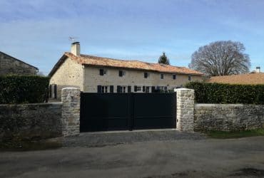 Chantier sur Melle (79500) dans les Deux-Sèvres où votre installateur Solabaie Niort a fourni et posé un portail aluminium modèle Sterne