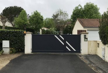 Fourniture et pose d'un portail aluminium gris anthracite sur-mesure à ouverture battante motorisée (2/3 1/3) par Solabaie Niort à Chauray