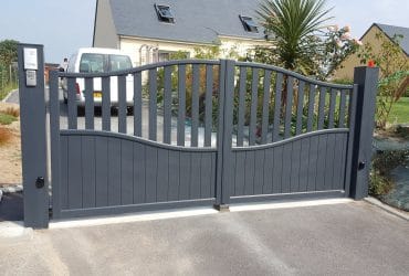 Portail aluminium Cardinal posé par votre installateur Solabaie Renov'Habitat