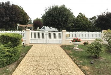 Portail PVC Corse et Clôture Batz posés par votre installateur Solabaie Niort à Melle (79)