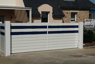 Portail PVC Naples, coulissant et motorisé, posé avec son portillon assorti