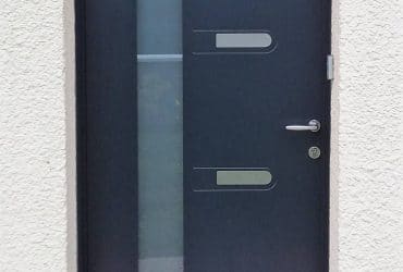 Porte d'entrée aluminium Gris anthracite modèle Turner installée à Denneville par Renov'Habitat