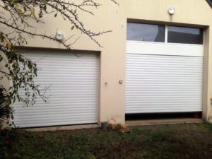 Porte de garage enroulable blanche en aluminium