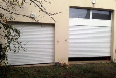Porte de garage enroulable blanche en aluminium