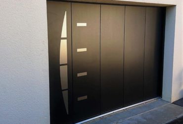 Porte de garage latérale électrique noir sablé en alu