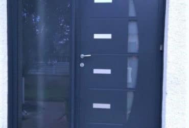 porte d'entrée gris anthracite en alu avec un fixe latéral