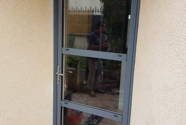 Porte d'entrée aluminium grise installée par votre installateur Solabaie D'Eco Ouest