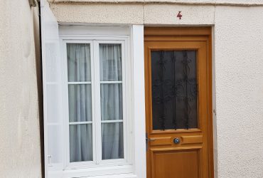 Porte d'entrée bois Serpolet installée sur une maison de Viroflay par D'Eco Ouest