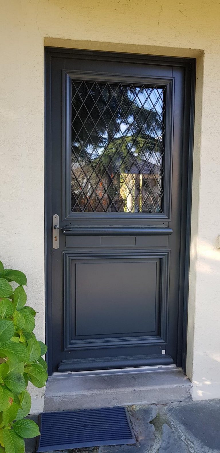 Pose d'une porte d'entrée en bois finition monocolore avec un ouvrant