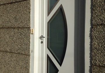 Porte d'entrée PVC Lotus installée par votre menuisier des Deux-Sèvres : Solabaie Niort