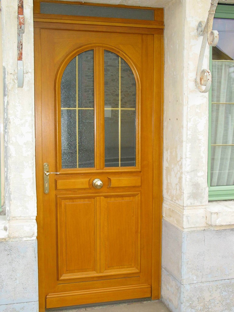 porte-entree-traditionnelle-bois-vitrage-petits-bois