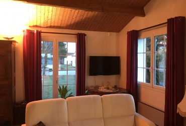 Intérieur d'une maison à proximité de Poitiers, où votre artisan-menuisier Solabaie a posé une porte-fenêtre et deux fenêtres
