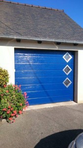 porte-garage-bleue-aluminium-sectionnelle-avec-hublots