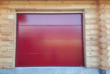 Installation d'une porte de garage sectionnelle aluminium Saulieu par votre installateur Solabaie Rénov'Habitat