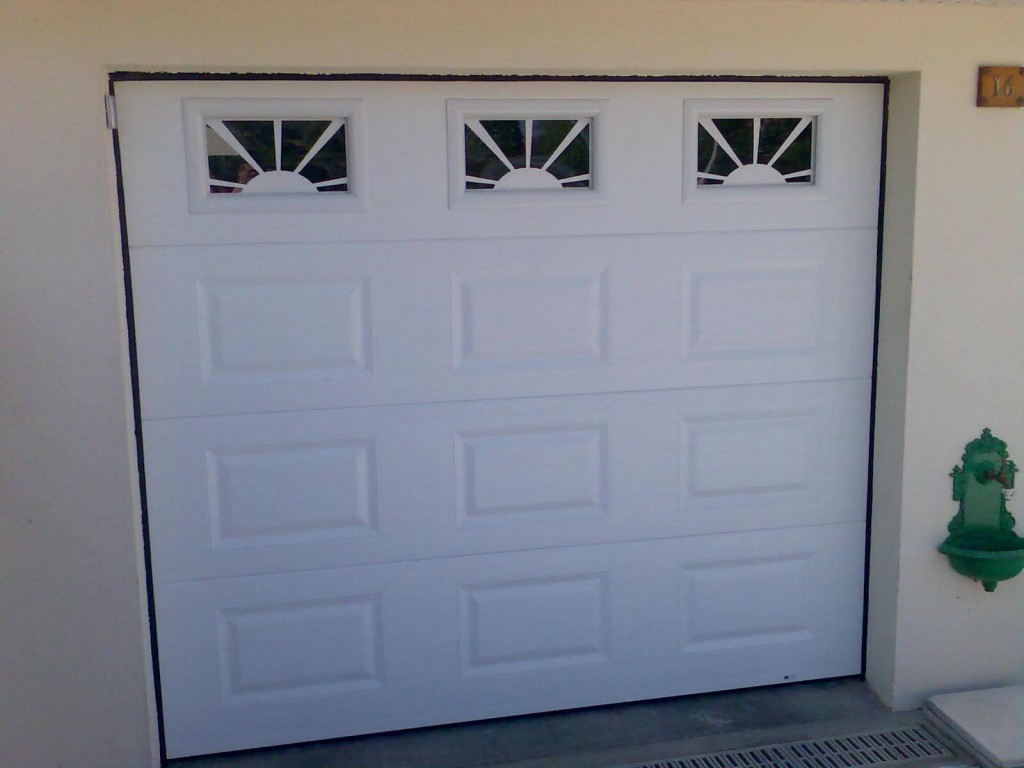 porte-garage-sectionnelle-blanche-hublots