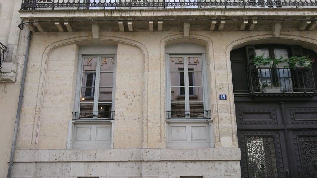 Rénovation des menuiseries extérieures de ce bâtiment historique, pose de fenêtres Bois laqué gris ral 7035, installation réalisé par la menuiserie M2GB