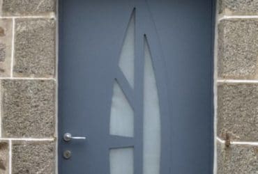 Installation d'une porte aluminium gris azurite modèle Wallace
