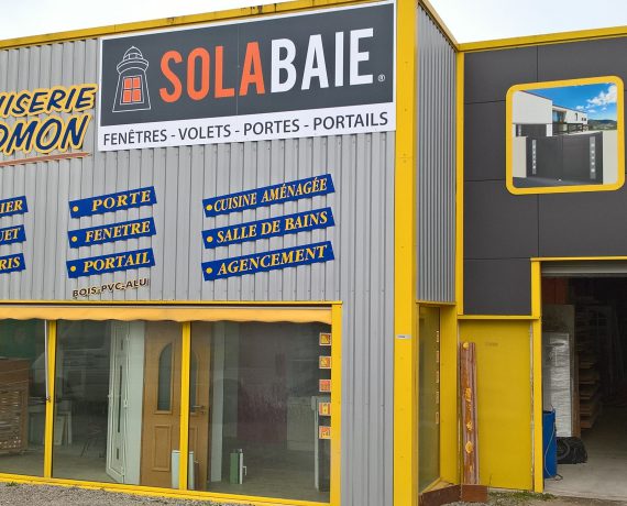 Devanture de votre installateur de fenêtres, portes et volets Solabaie Houdmon Menuiserie sur le Lion d'Angers en Maine-et-Loire