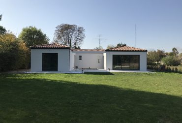 Chantier en construction par Solabaie Niort avec la pose de menuiseries aluminium sur une maison neuve à Vallans (79270)