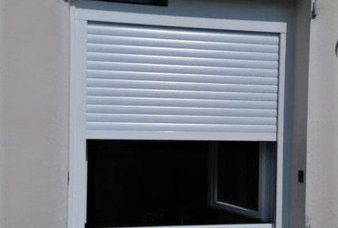 Volet roulant solaire avec un coffre monobloc