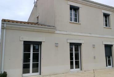 Volets roulants solaires noirs Somfy posés par Solabaie Rochefort